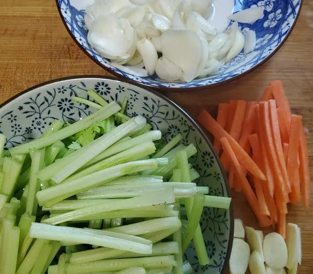 香芹炒鲜百合，很清爽的小炒，清香美味