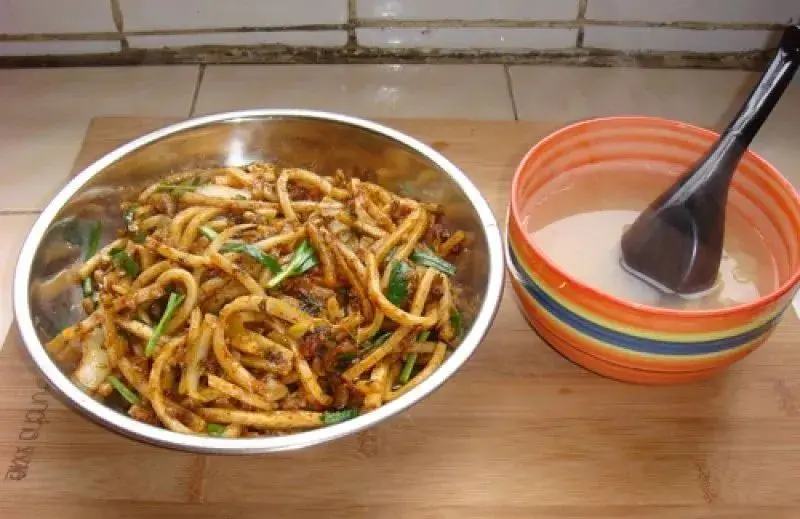 云南特色小吃——炒饵块，难做吗？试试不就知道咯！