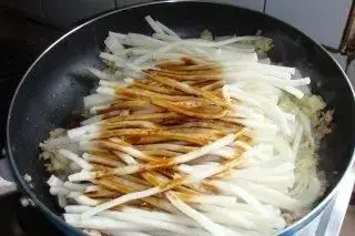 云南特色小吃——炒饵块，难做吗？试试不就知道咯！