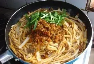 云南特色小吃——炒饵块，难做吗？试试不就知道咯！