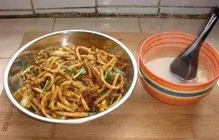 云南特色小吃——炒饵块，难做吗？试试不就知道咯！