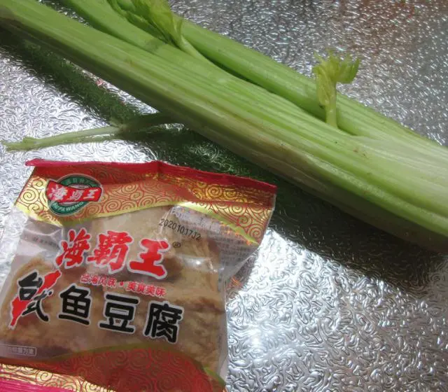 鱼豆腐炒西芹，简单快手又下饭