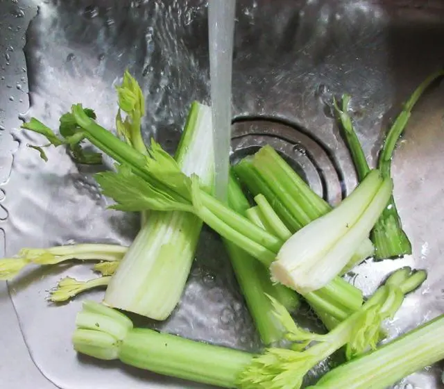 鱼豆腐炒西芹，简单快手又下饭