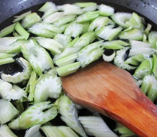 鱼豆腐炒西芹，简单快手又下饭