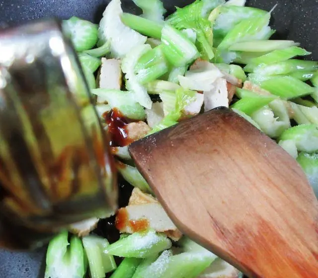 鱼豆腐炒西芹，简单快手又下饭