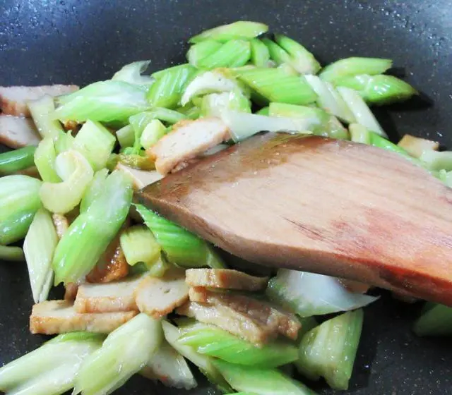 鱼豆腐炒西芹，简单快手又下饭