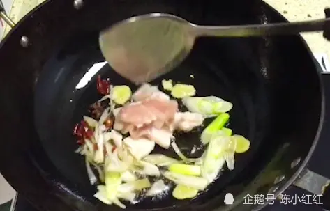 家常菜豆芽炖粉条，特别适合拌米饭吃，超级下饭