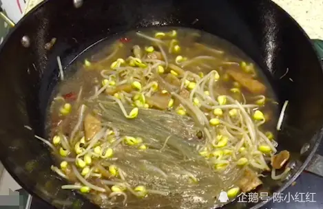 家常菜豆芽炖粉条，特别适合拌米饭吃，超级下饭