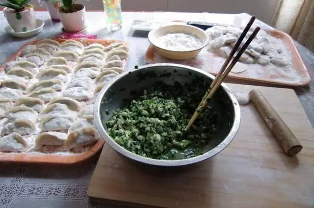 冻饺子前，往表皮撒点“它”，饺子不粘不开裂