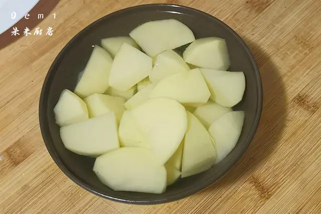 电饭锅排骨土豆焖饭，适合懒人的菜谱，好吃又好做，简单又美味