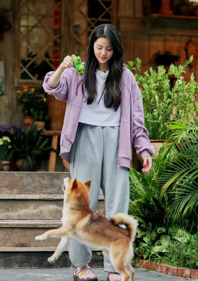 张子枫欧阳娜娜都是少女，同穿雨靴才知道，多肉腿和女神腿的区别