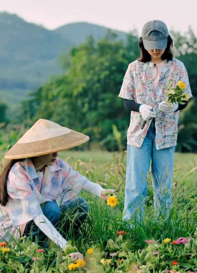 张子枫欧阳娜娜都是少女，同穿雨靴才知道，多肉腿和女神腿的区别