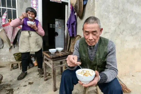 人老了之后，你就会发现，拥有独生子女的老人，晚年过得都很幸福