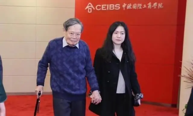 杨振宁教授坦言：为了陪翁女士更久，十六年来我都有坚持锻炼！