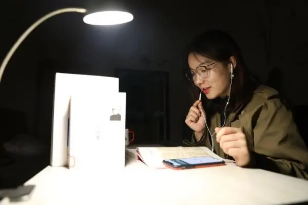 半月谈｜坚持给90后讲“红色故事”，她怎么做到的？