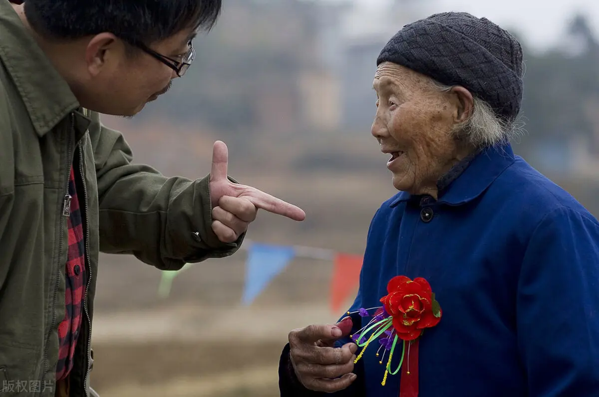 农村有句俗语“会当媳妇两边瞒，不会当媳妇两边传”，有道理吗？