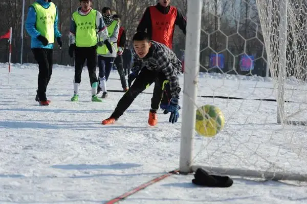 哈工大雪地足球赛闪亮登场，机器人和女将抢镜！