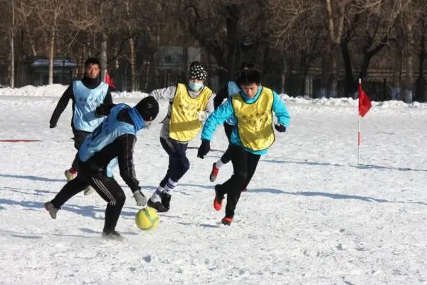 哈工大雪地足球赛闪亮登场，机器人和女将抢镜！