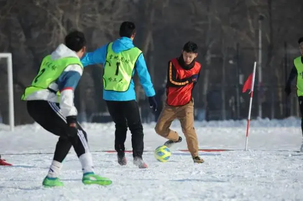 哈工大雪地足球赛闪亮登场，机器人和女将抢镜！