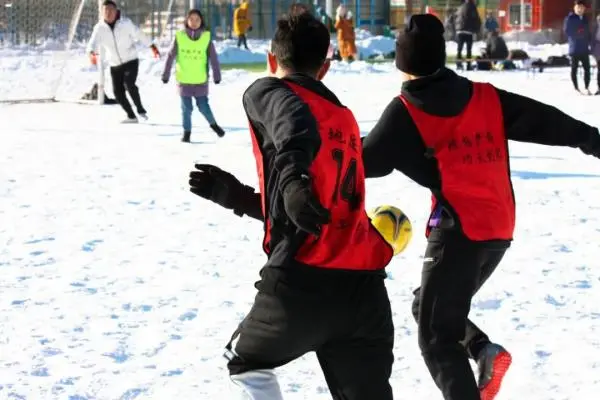 哈工大雪地足球赛闪亮登场，机器人和女将抢镜！