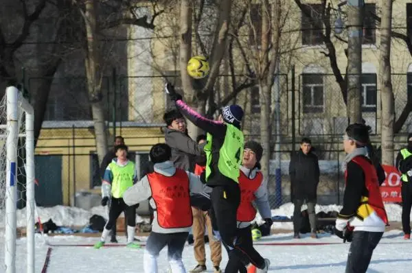 哈工大雪地足球赛闪亮登场，机器人和女将抢镜！