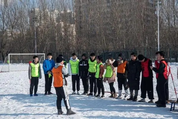 哈工大雪地足球赛闪亮登场，机器人和女将抢镜！