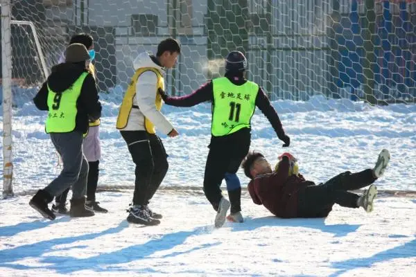 哈工大雪地足球赛闪亮登场，机器人和女将抢镜！