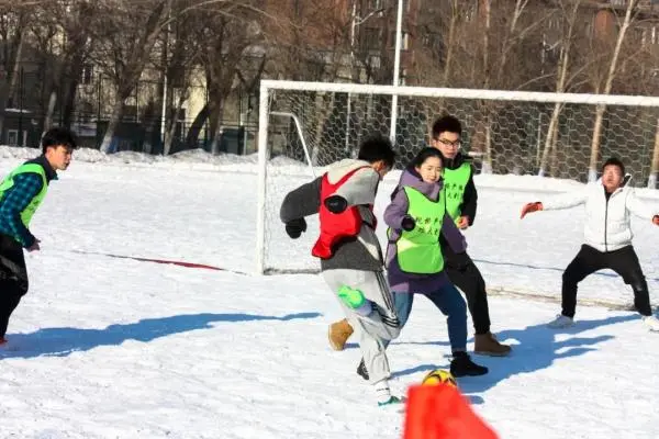 哈工大雪地足球赛闪亮登场，机器人和女将抢镜！