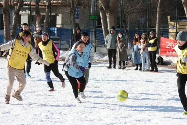 哈工大雪地足球赛闪亮登场，机器人和女将抢镜！