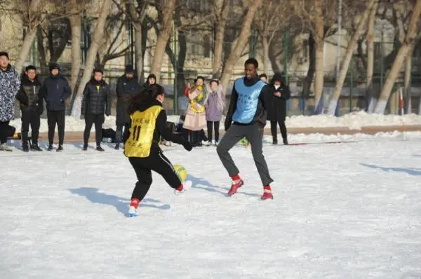 哈工大雪地足球赛闪亮登场，机器人和女将抢镜！