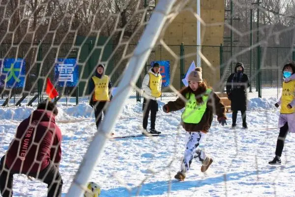 哈工大雪地足球赛闪亮登场，机器人和女将抢镜！