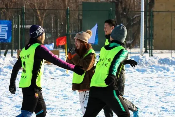 哈工大雪地足球赛闪亮登场，机器人和女将抢镜！