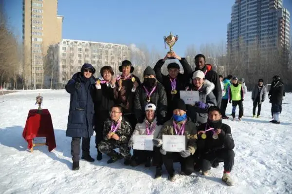 哈工大雪地足球赛闪亮登场，机器人和女将抢镜！