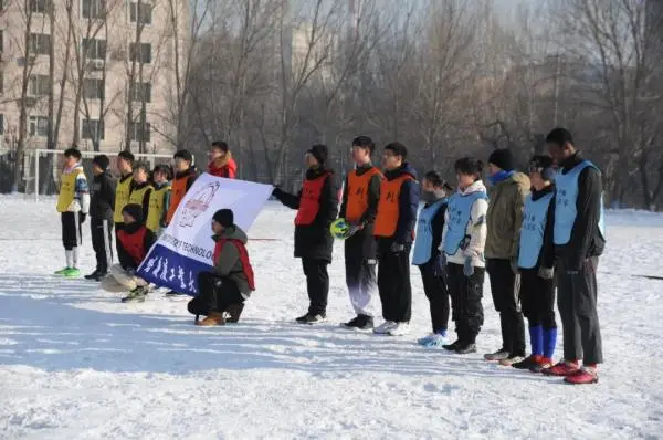 哈工大雪地足球赛闪亮登场，机器人和女将抢镜！