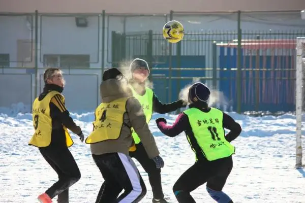 哈工大雪地足球赛闪亮登场，机器人和女将抢镜！