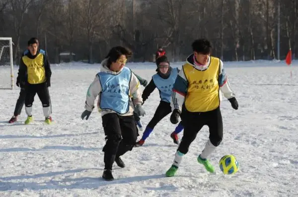 哈工大雪地足球赛闪亮登场，机器人和女将抢镜！