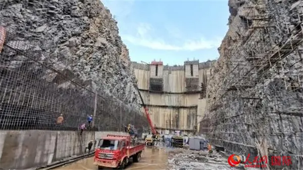 中企建设刚果（金）布桑加水电站坝体高度突破90米