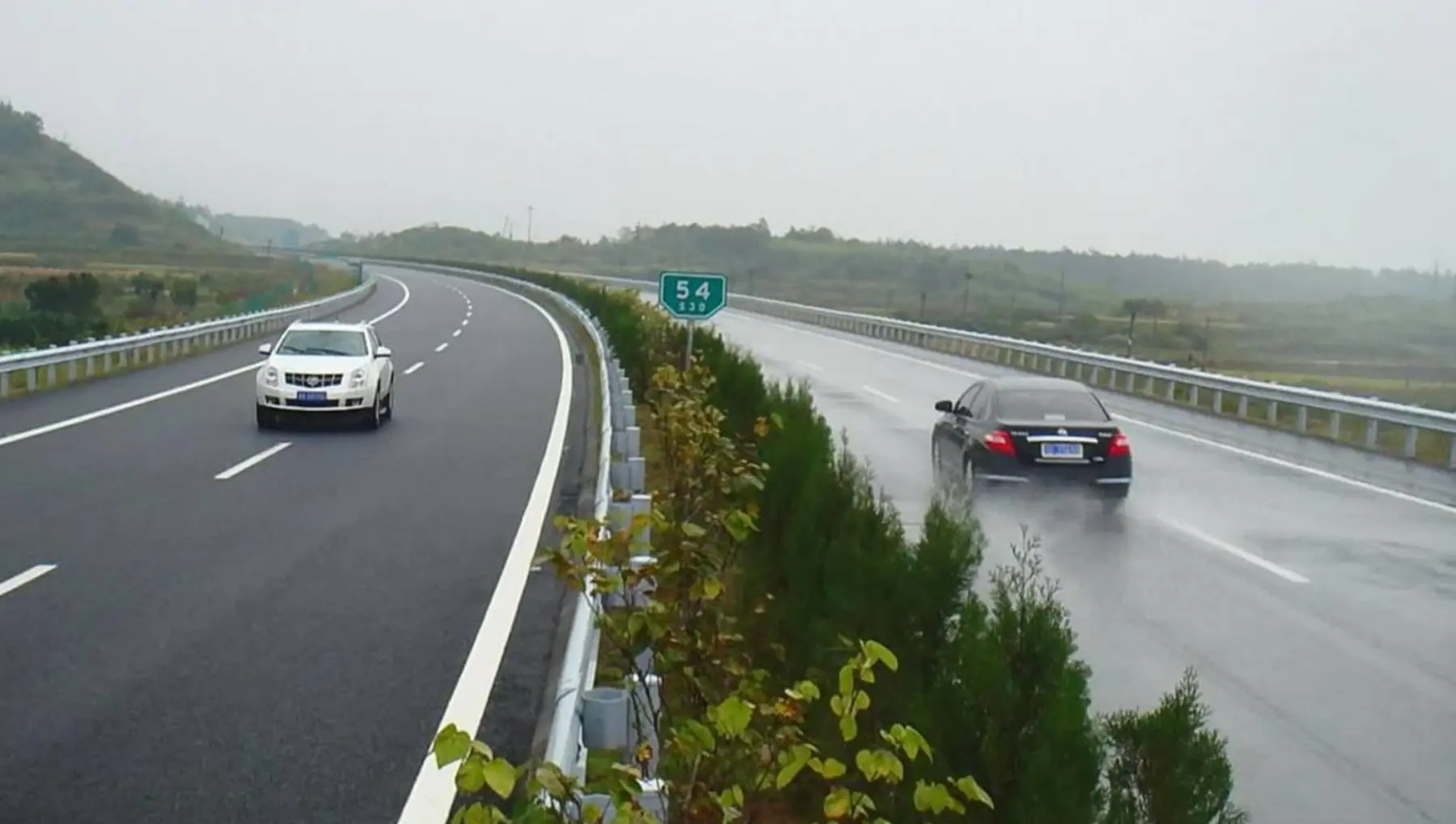 跑高速下暴雨，开双闪算违章吗？交警：再说一次，做错扣3分罚200