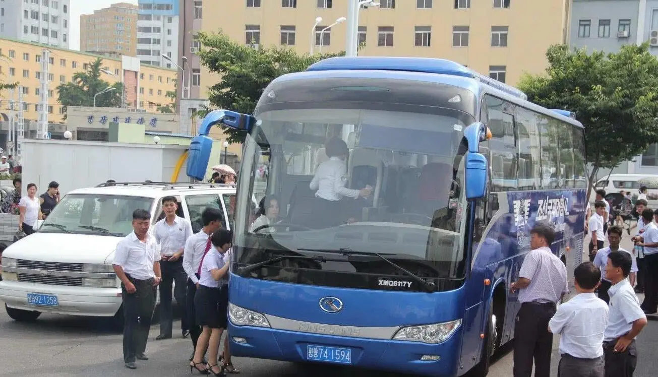 朝鲜将中国车标扣下后，换上自己的，导游：这是朝鲜的自主品牌！