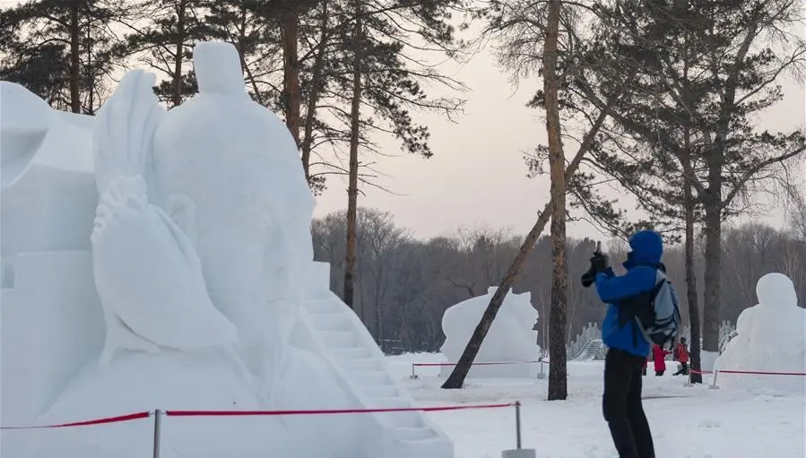 第二十七届全国雪雕比赛在哈尔滨太阳岛落幕