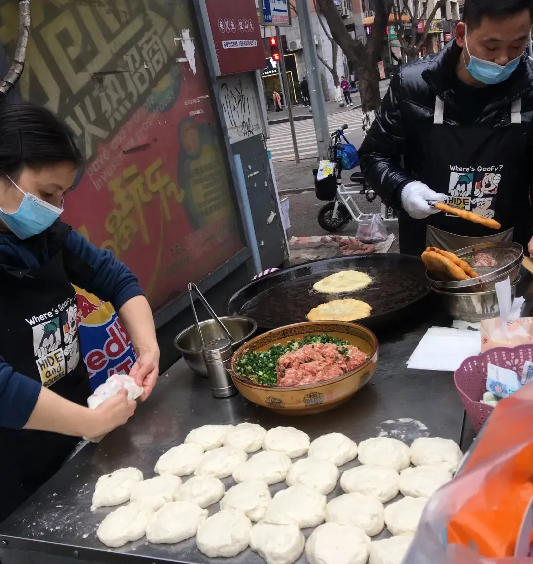 每天排长队！探访重庆火爆的“地摊葱油饼”！新鲜味美，酥脆香浓！