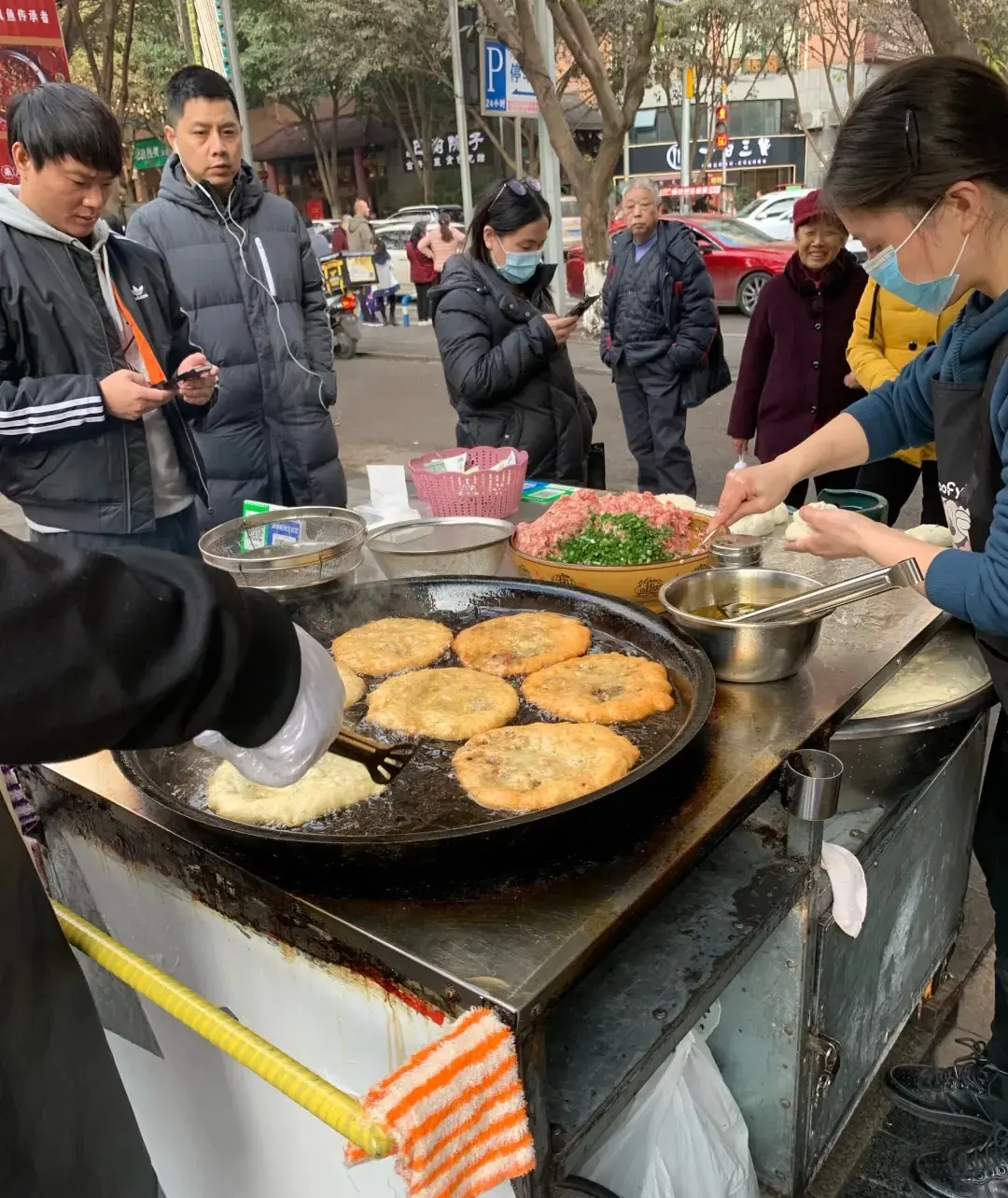 每天排长队！探访重庆火爆的“地摊葱油饼”！新鲜味美，酥脆香浓！