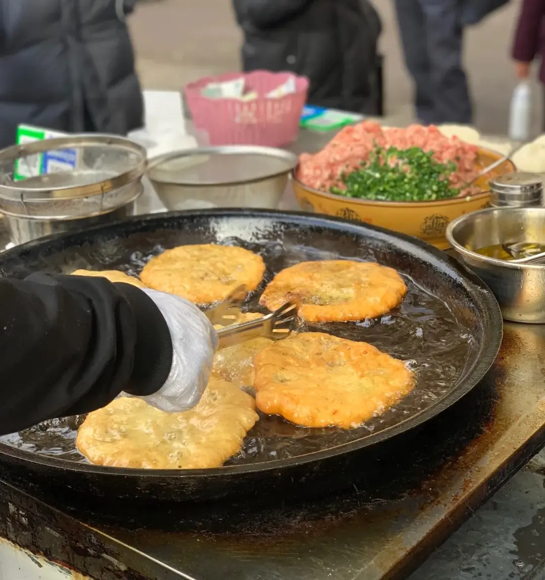 每天排长队！探访重庆火爆的“地摊葱油饼”！新鲜味美，酥脆香浓！