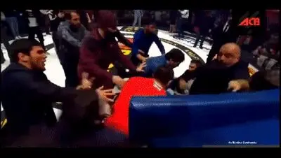 平安夜爆发激烈群殴！数十名拳迷冲上台两名拳手被打伤