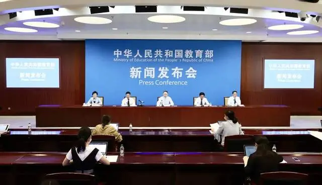 教育部最新通知：全程戴口罩，寒假再调整，有个坏消息，家长急了