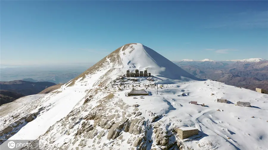 土耳其内姆鲁特山雪后美景 标志性雕像吸睛