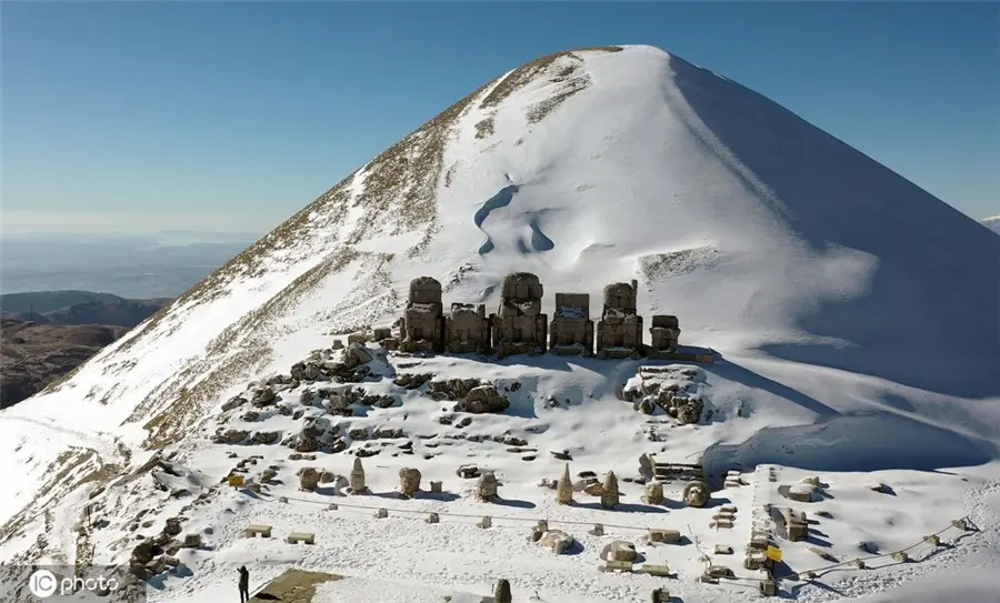 土耳其内姆鲁特山雪后美景 标志性雕像吸睛