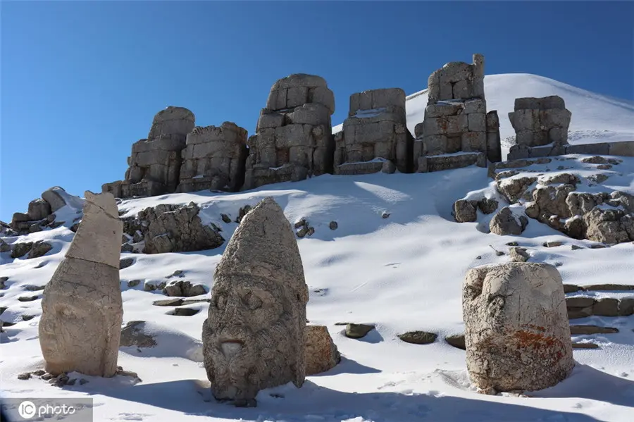 土耳其内姆鲁特山雪后美景 标志性雕像吸睛