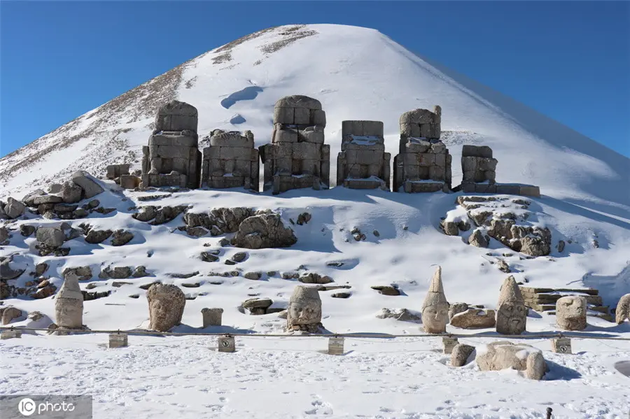 土耳其内姆鲁特山雪后美景 标志性雕像吸睛