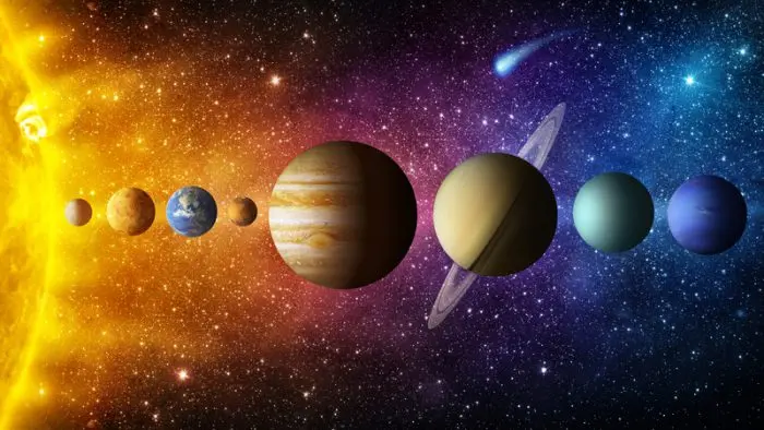 从太阳出发，以光速飞行，多久能飞出太阳系？途中会看到哪些场景